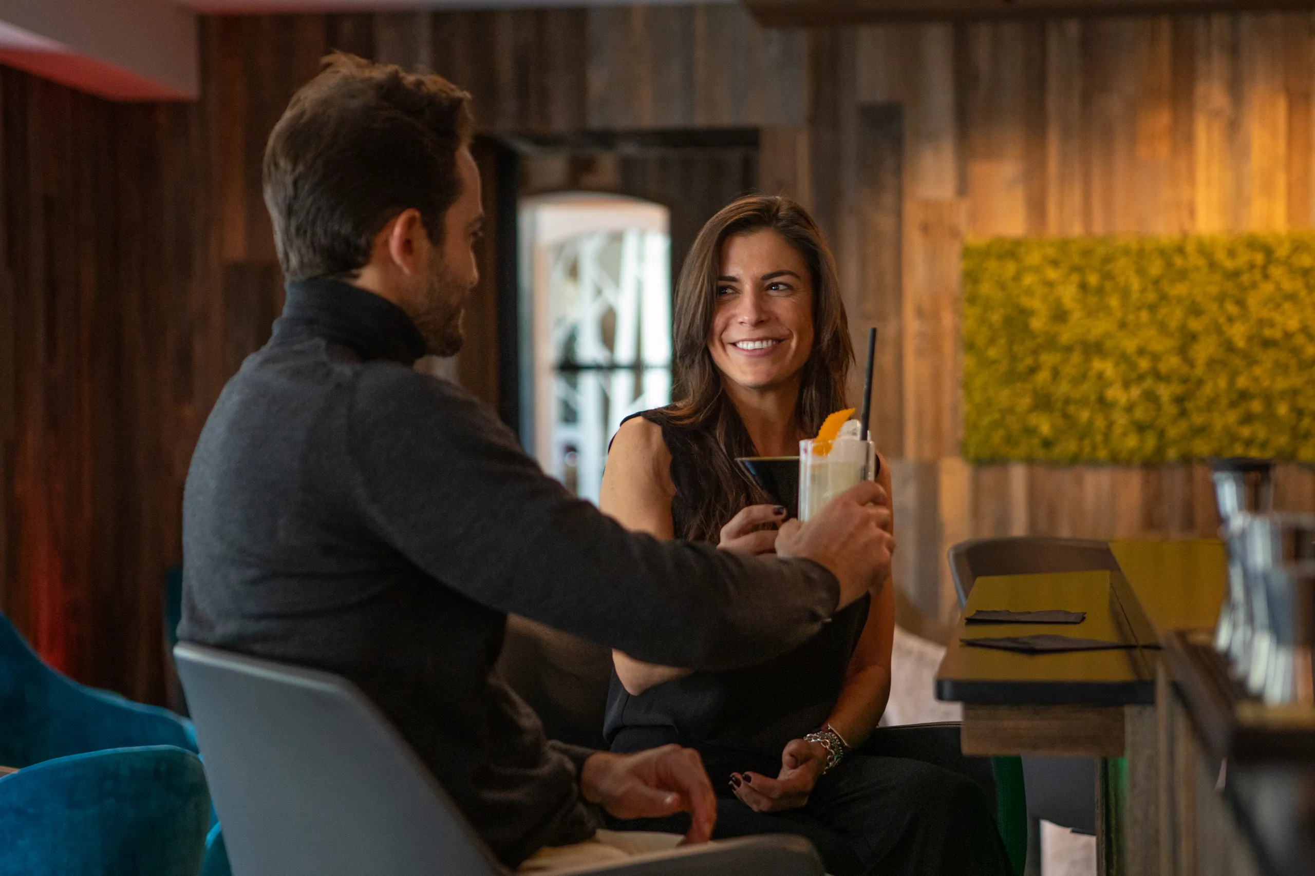 Coppia al bar dell’hotel