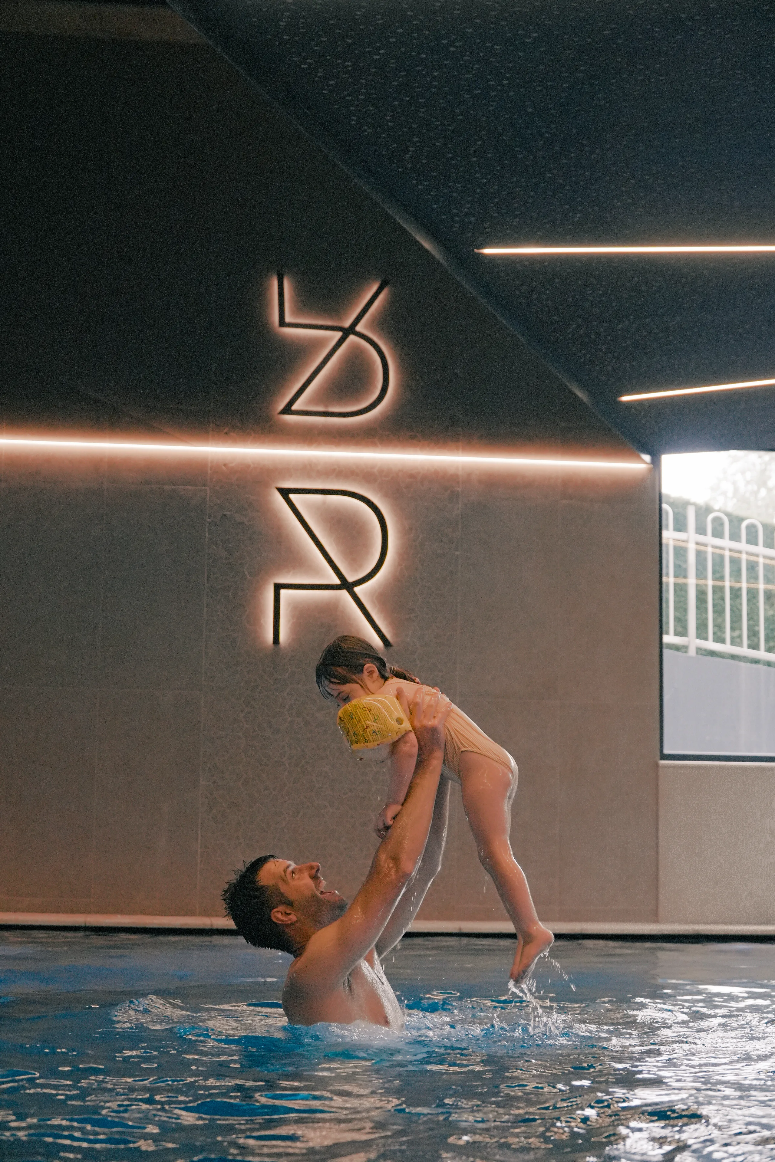 Papà e bambina in piscina