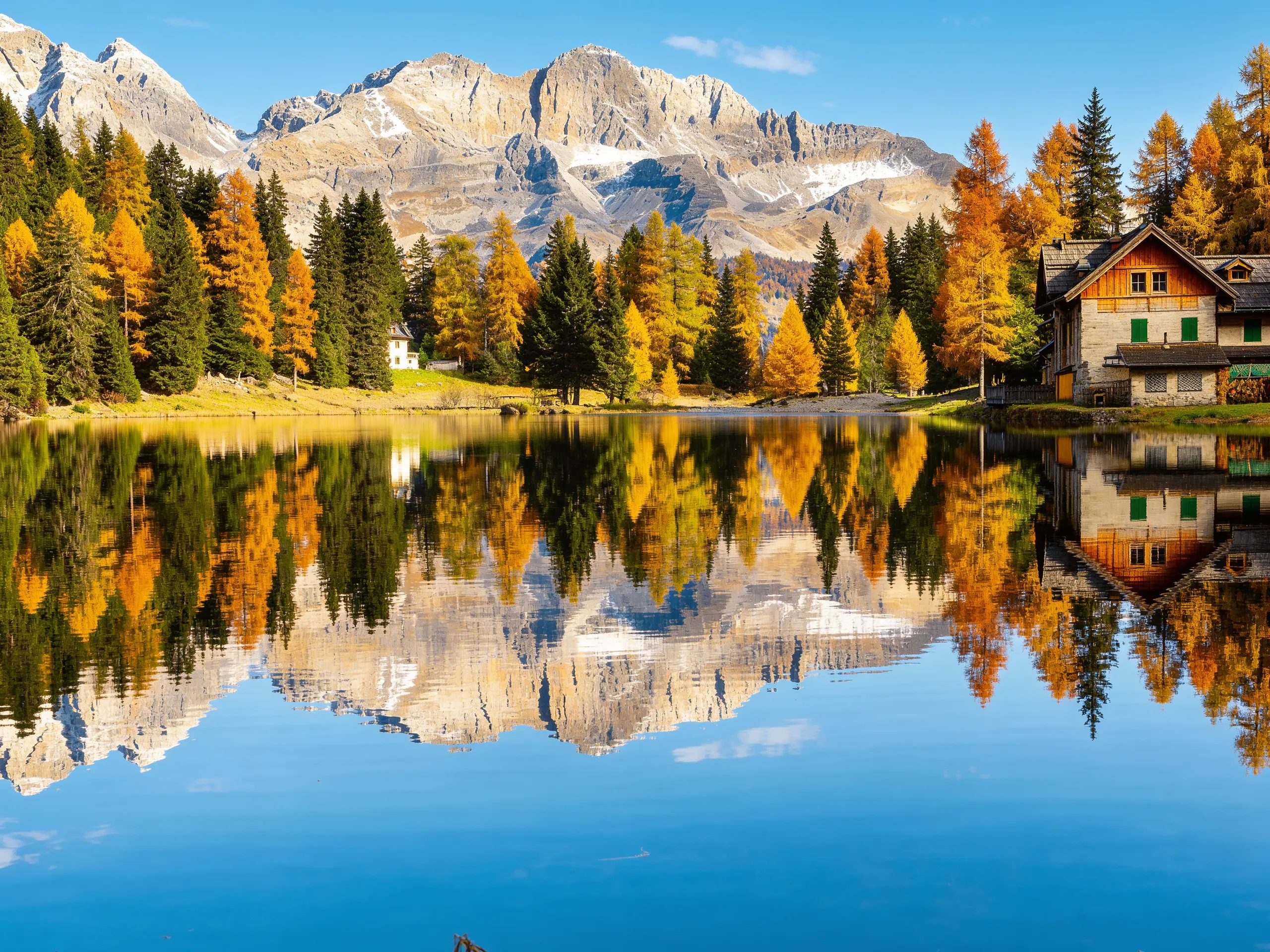 Lago di Nambino con i larici in autunno